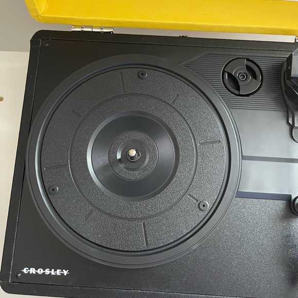 NEW PERFECT CONDITION CROSLEY CHARLIE BROWN THEMED RECORD PLAYER / TURNTABLE - Picture 3 of 5